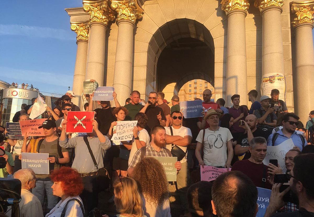 Протест проти реєстрації кандидатами в Раду Клюєва і Шарія: учасники звернулись до Зеленського Протест проти реєстрації кандидатами в Раду Клюєва і Шарія: учасники звернулись до Зеленського