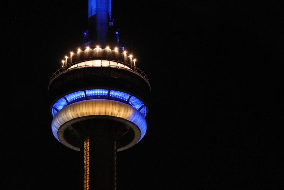 Найвищу споруду Канади підсвітили на честь візиту Зеленського: фото Найвищу споруду Канади підсвітили на честь візиту Зеленського: фото