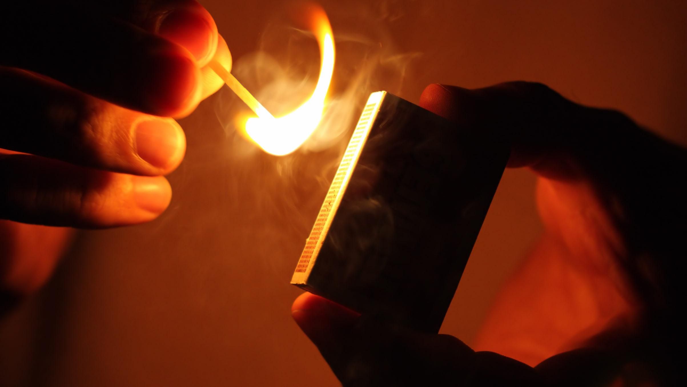 Хлопець підпалив дівчину посеред вулиці, поки перехожі все знімали на відео Хлопець підпалив дівчину посеред вулиці, поки перехожі все знімали на відео