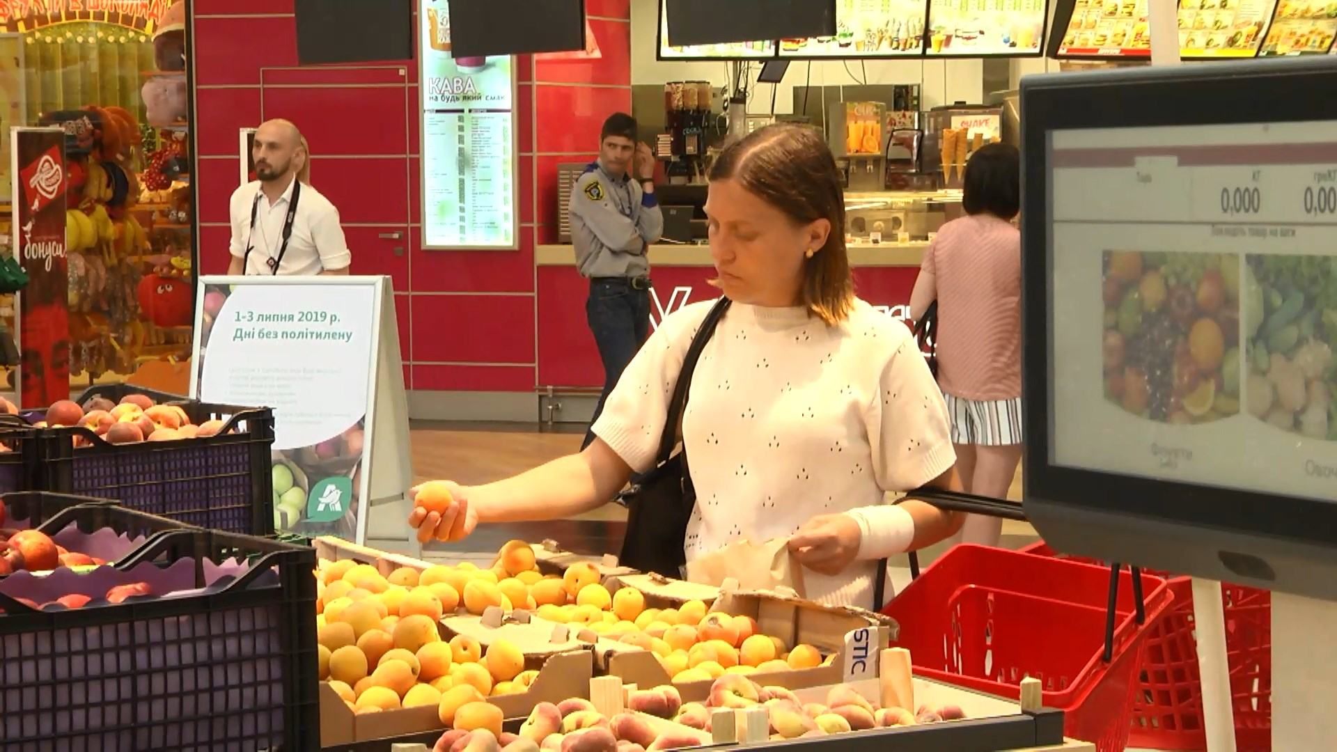 Супермаркети Львова відмовляються від пластику: як реагує керівництво магазинів і покупці
