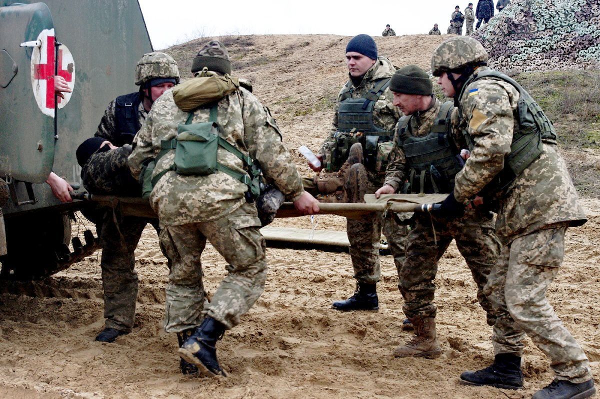 Ситуація на Донбасі: серед українських бійців – багато поранених, серед бойовиків – ще більше Ситуація на Донбасі: серед українських бійців – багато поранених, серед бойовиків – ще більше