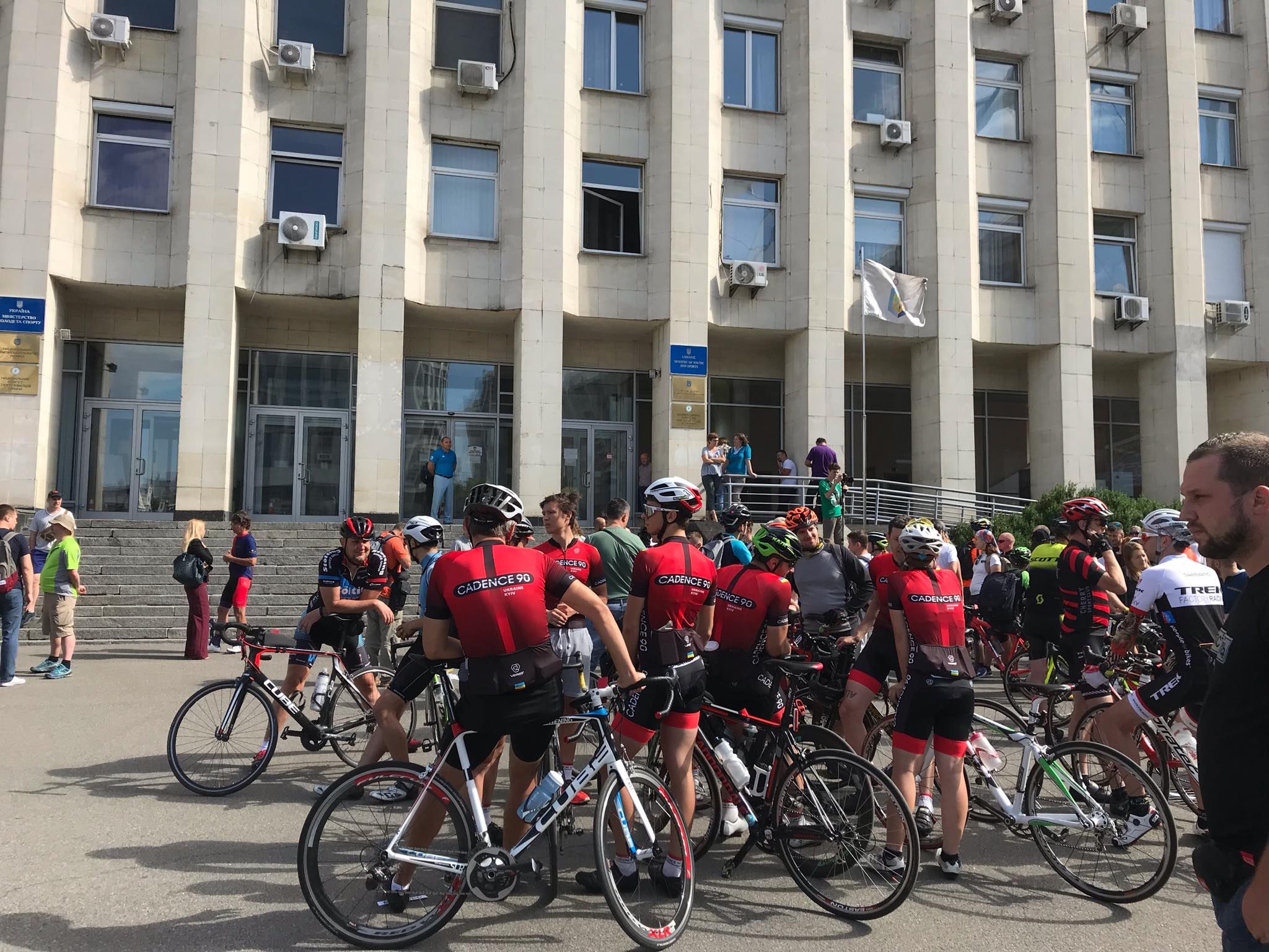 В Киеве велосипедисты вышли на протест из-за скандала с чемпионкой Анной Соловей: фото
