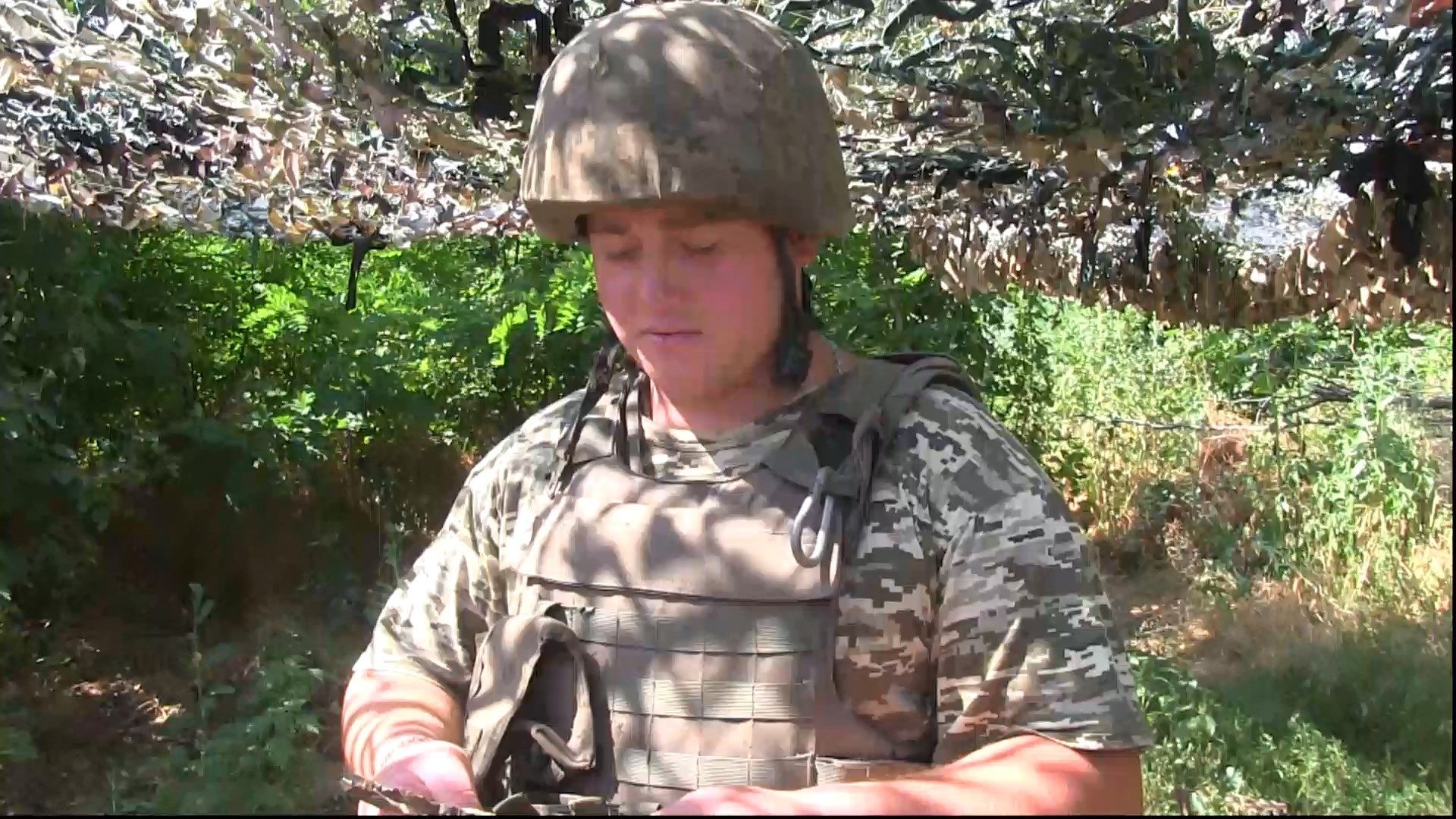 Артснаряди вдарили по позиціях ЗСУ: військовий показав шолом, по якому прилетів уламок Артснаряди вдарили по позиціях ЗСУ: військовий показав шолом, по якому прилетів уламок