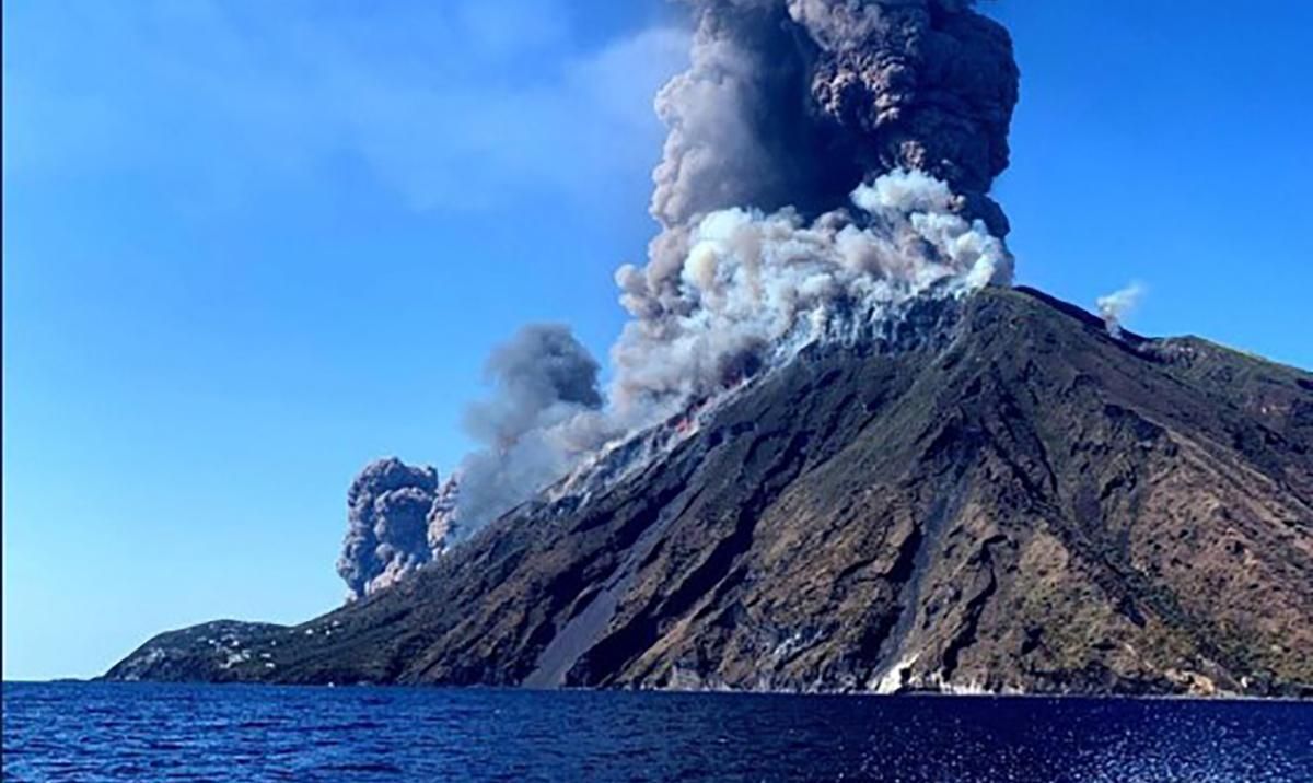 Извержение вулканку на острове Стромболи в Италии 3 июля 2019