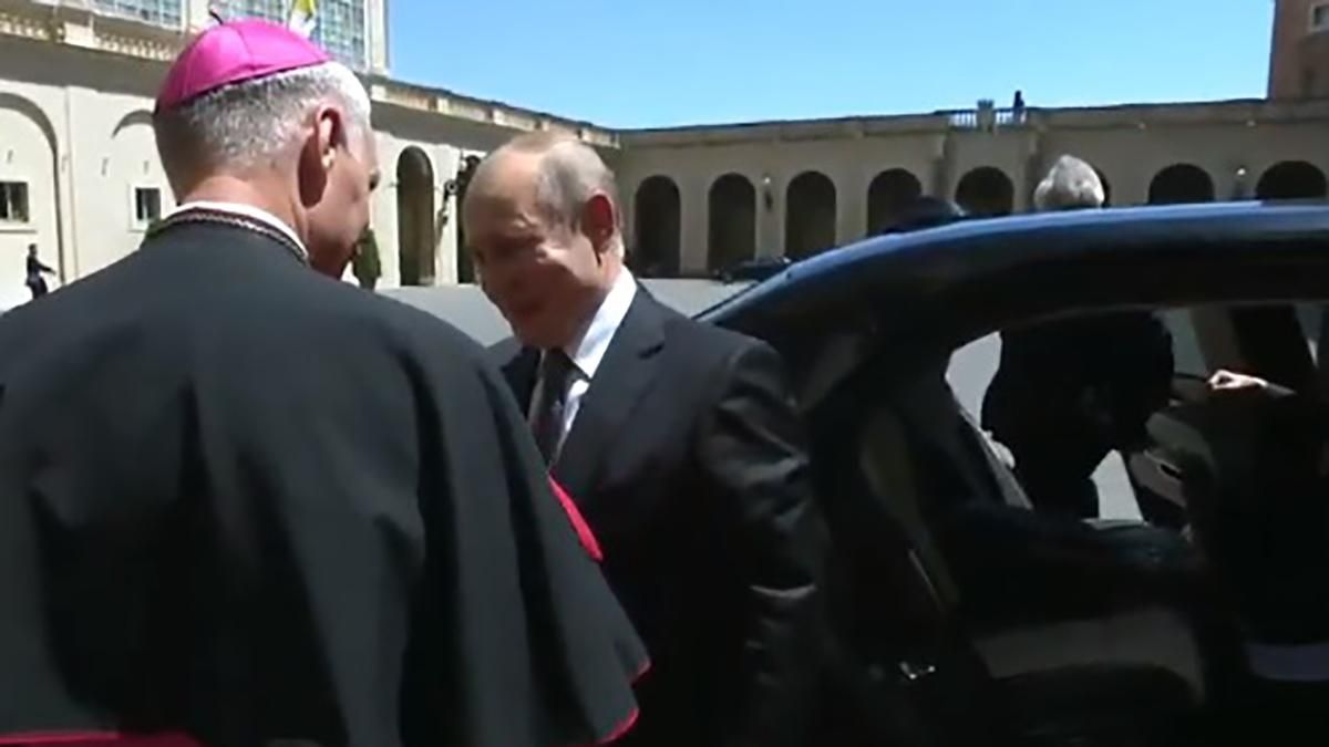 Путін запізнився на зустріч із Папою Римським, як і 4 роки тому: фото Путін запізнився на зустріч із Папою Римським, як і 4 роки тому: фото
