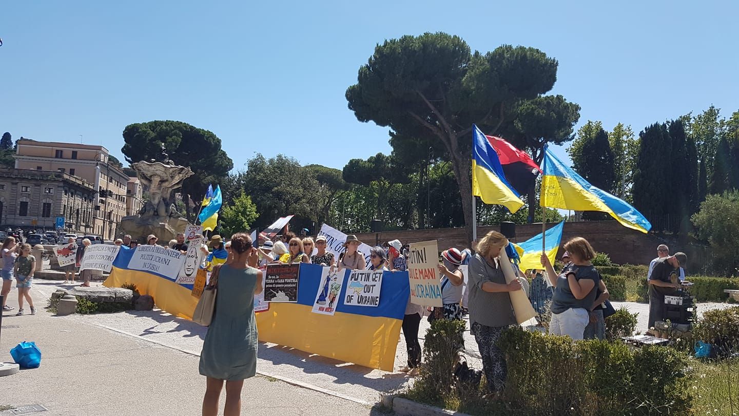 Українська діаспора вийшла на протест через візит Путіна до Риму: фото та відео