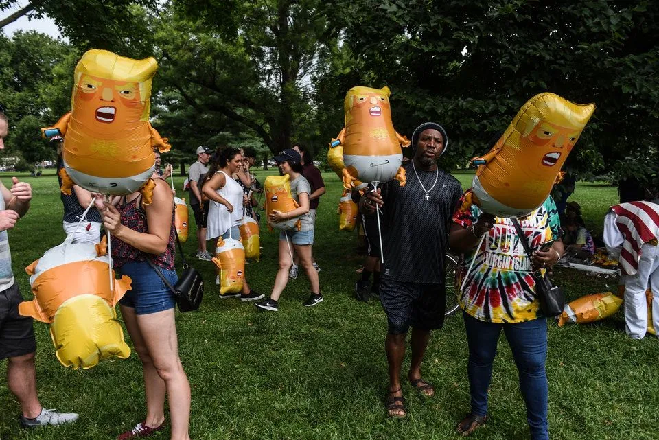 Фігури з зображенням Трампа на акції протесту