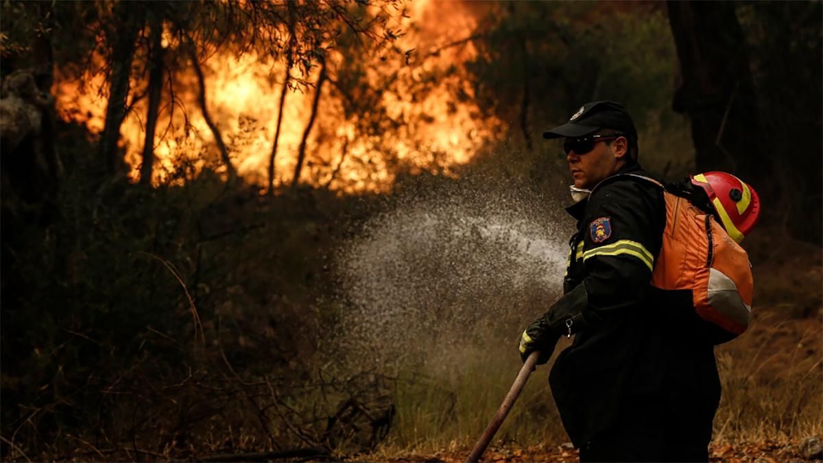 На грецькому острові спалахнули пожежі: людей почали евакуювати