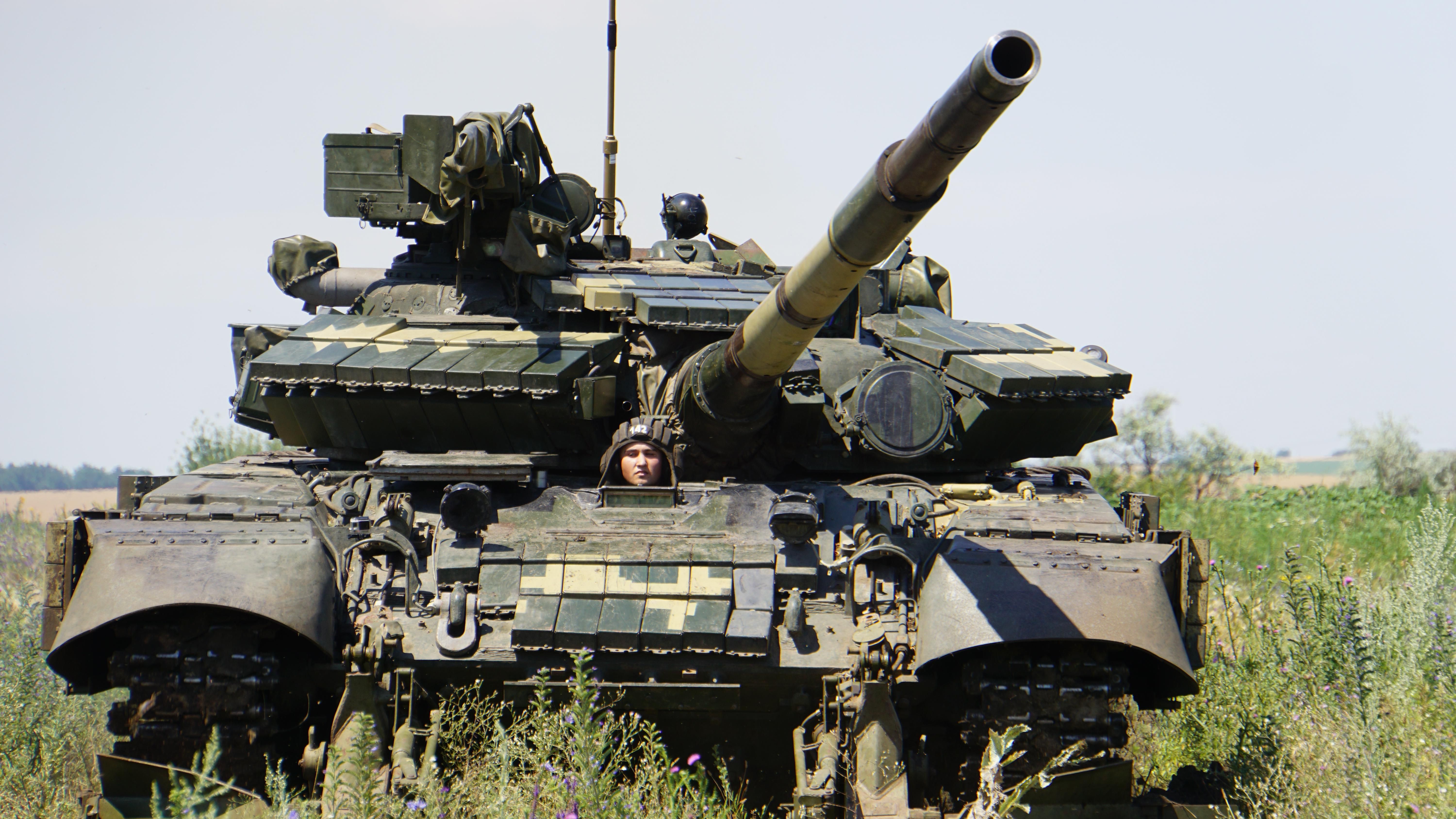 Українські військові провели танкові навчання поблизу лінії зіткнення: ефектні фото