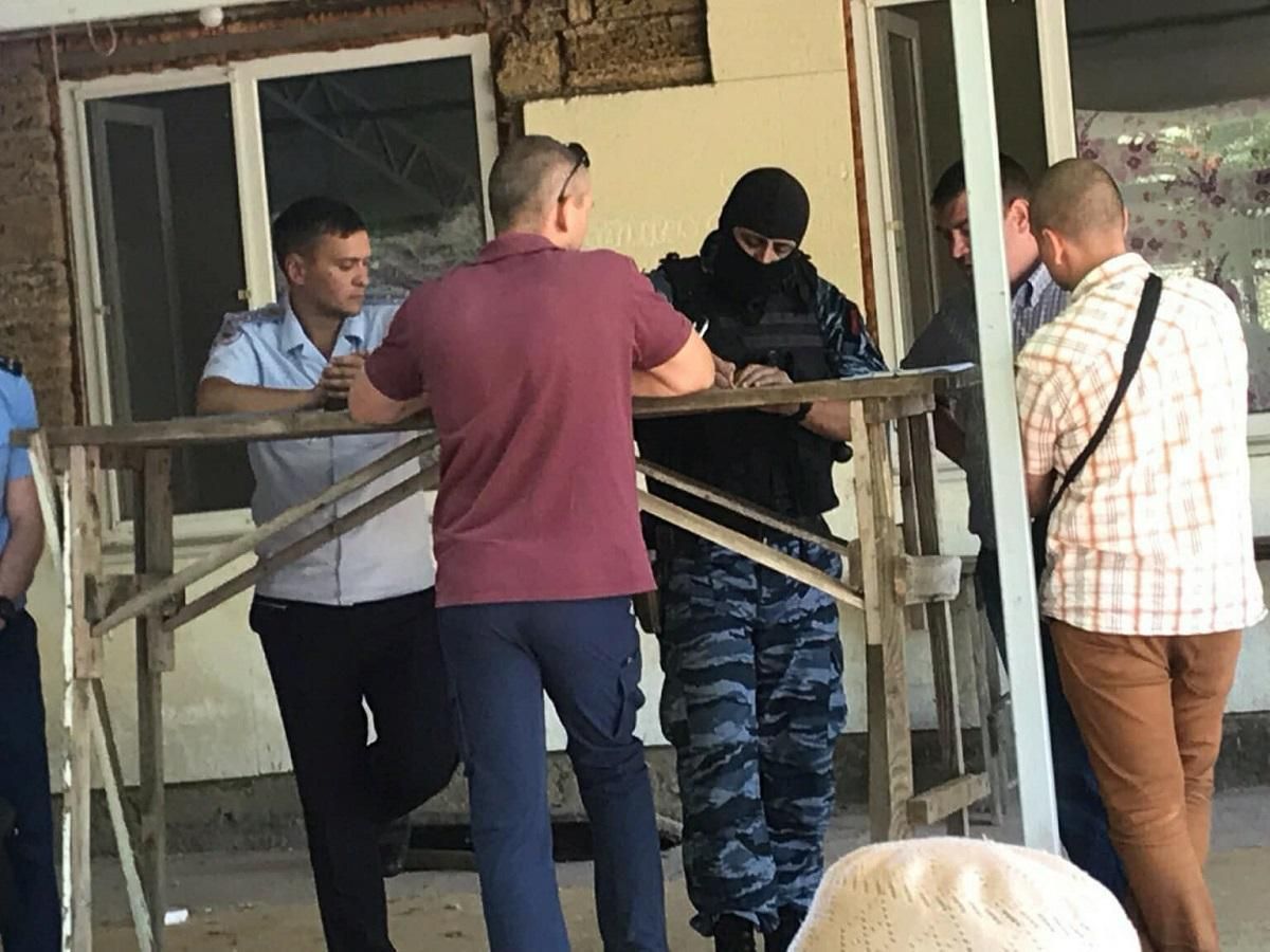 Оккупанты пришли с обысками в крымскую мечеть: фото