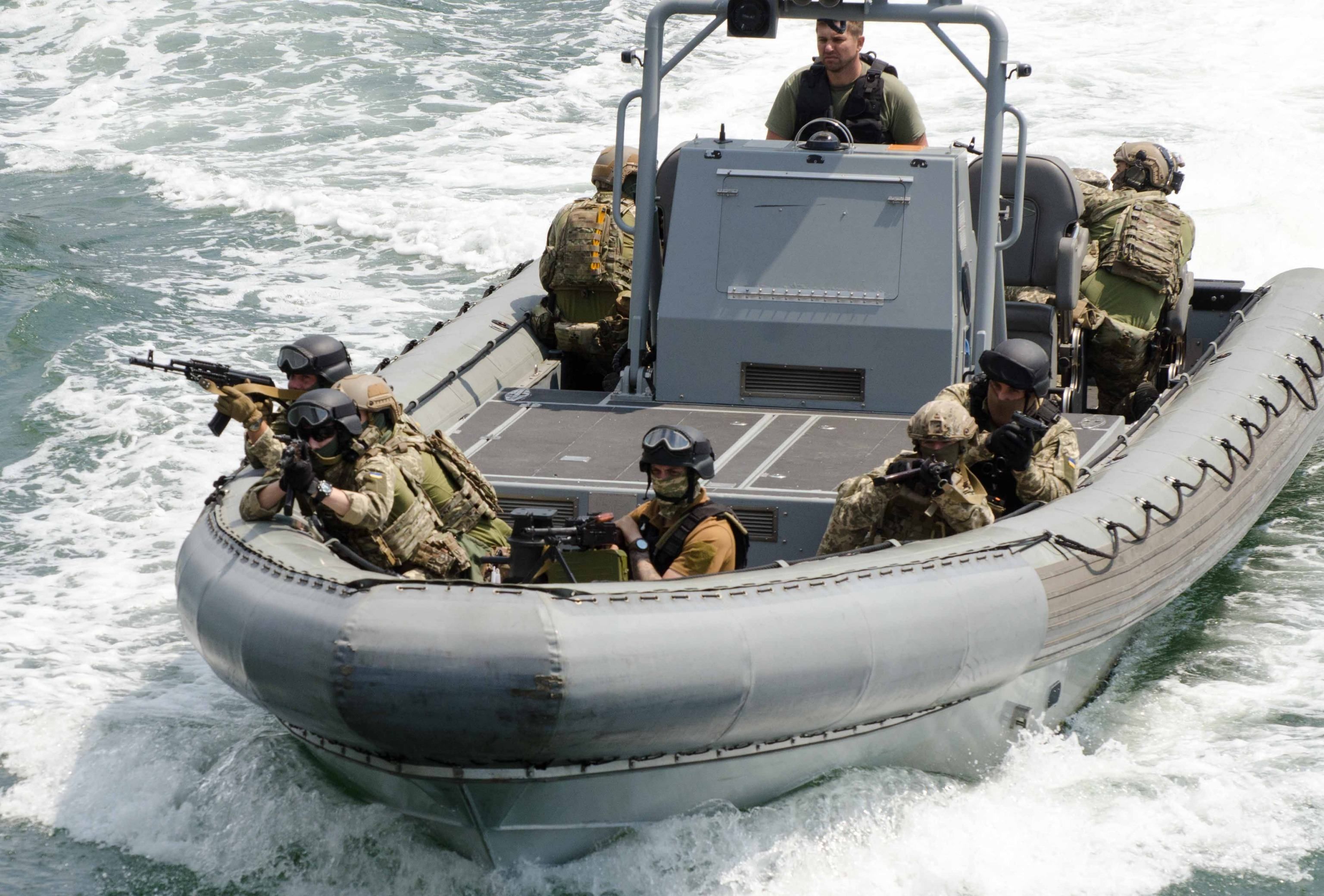 Кораблі України і НАТО вчились оборонятись та захоплювати судна: ефектні фото Кораблі України і НАТО вчились оборонятись та захоплювати судна: ефектні фото