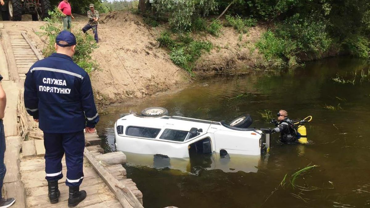 Машина сорвалась с моста в реку на Черниговщине: водитель погиб на месте -  24 Канал