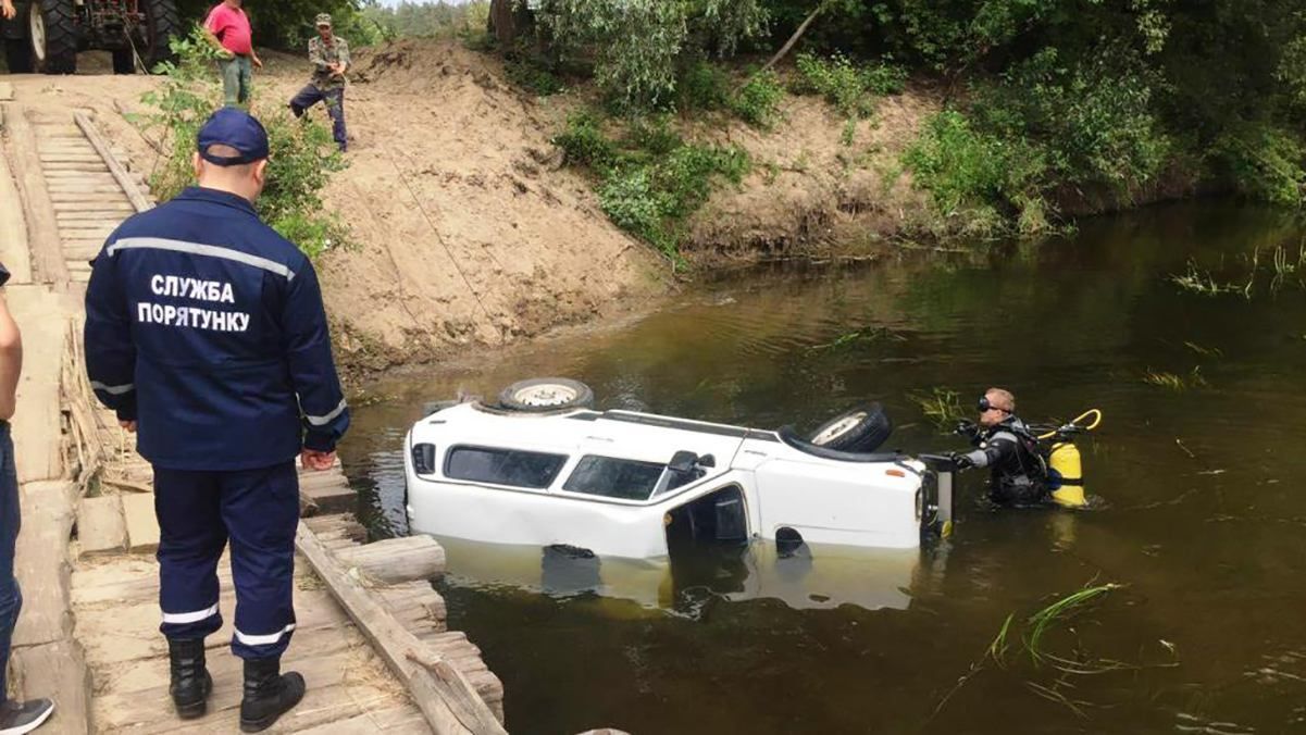 Машина сорвалась с моста в реку на Черниговщине: водитель погиб на месте