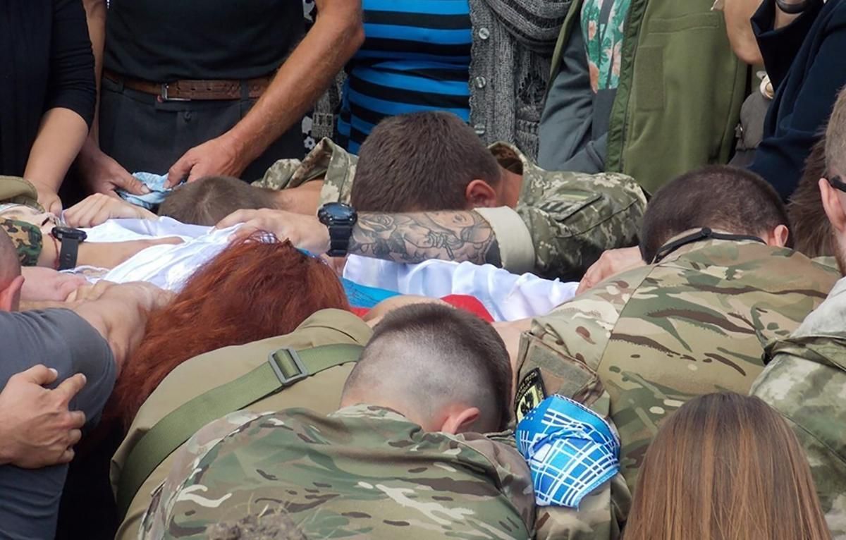 Поховали смертельно пораненого під Мар'їнкою українського бійця "Фугаса" Поховали смертельно пораненого під Мар'їнкою українського бійця "Фугаса"