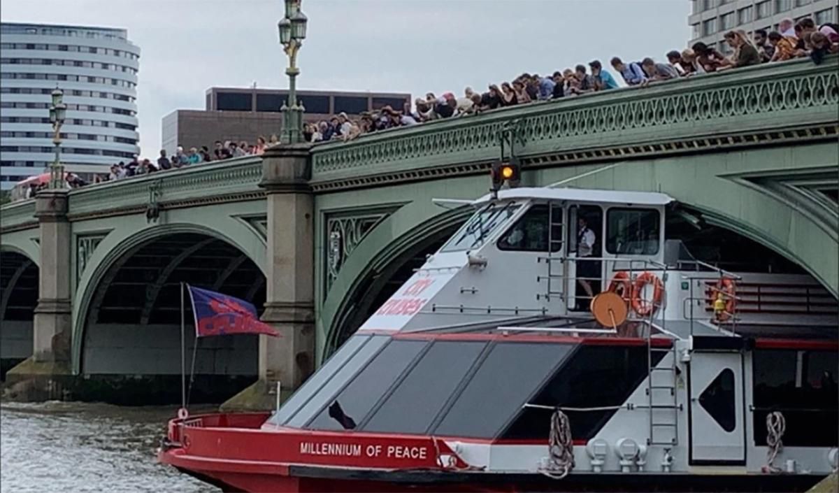 Катер с туристами врезался в знаменитый Вестминстерский мост в Лондоне