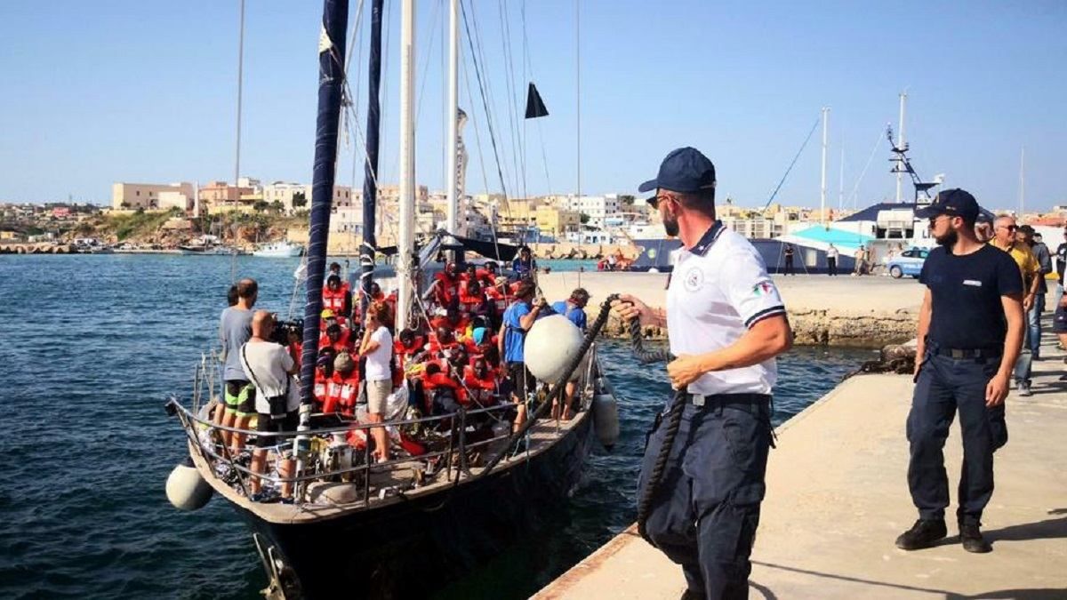 Німеччина закликала Італію відкрити порти для суден з біженцями Німеччина закликала Італію відкрити порти для суден з біженцями