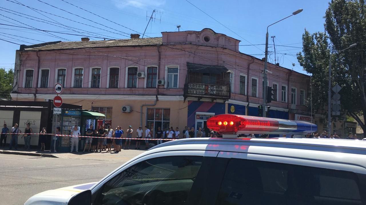 Миллион долларов и вертолет: в Одессе неизвестный захватил в заложники двух женщин