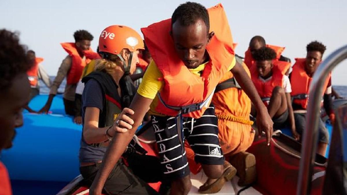 Мальта пустила на свій берег мігрантів з німецького рятувального судна