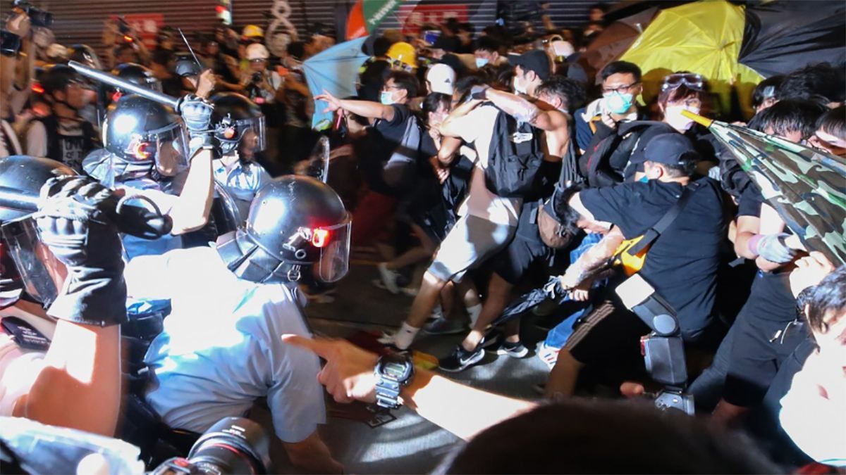 Поліція застосувала силу до мітингувальників у Гонконзі: фото та відео