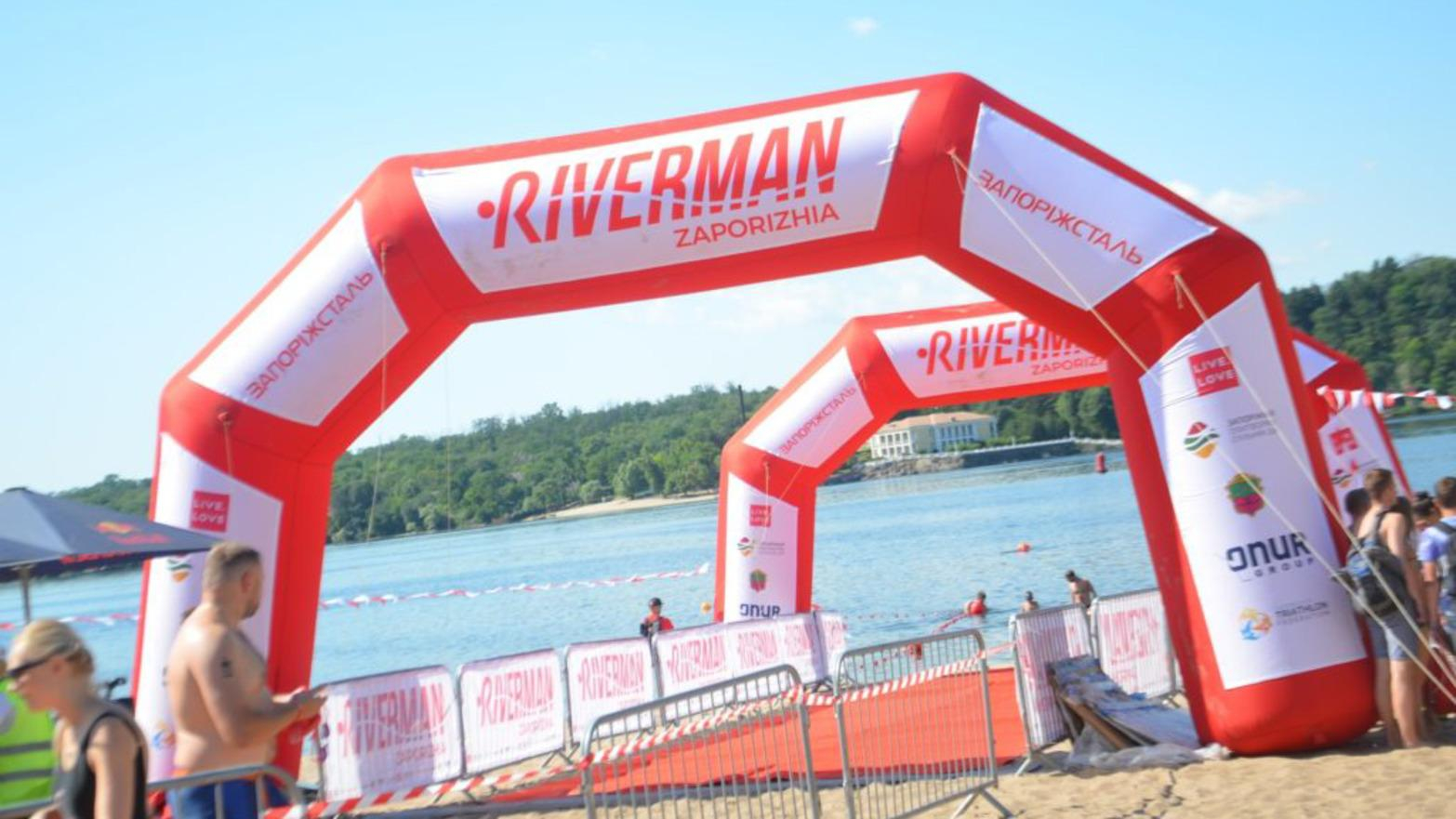 Состоялся самый массовый заплыв через Днепр в истории Украины: фото и видео