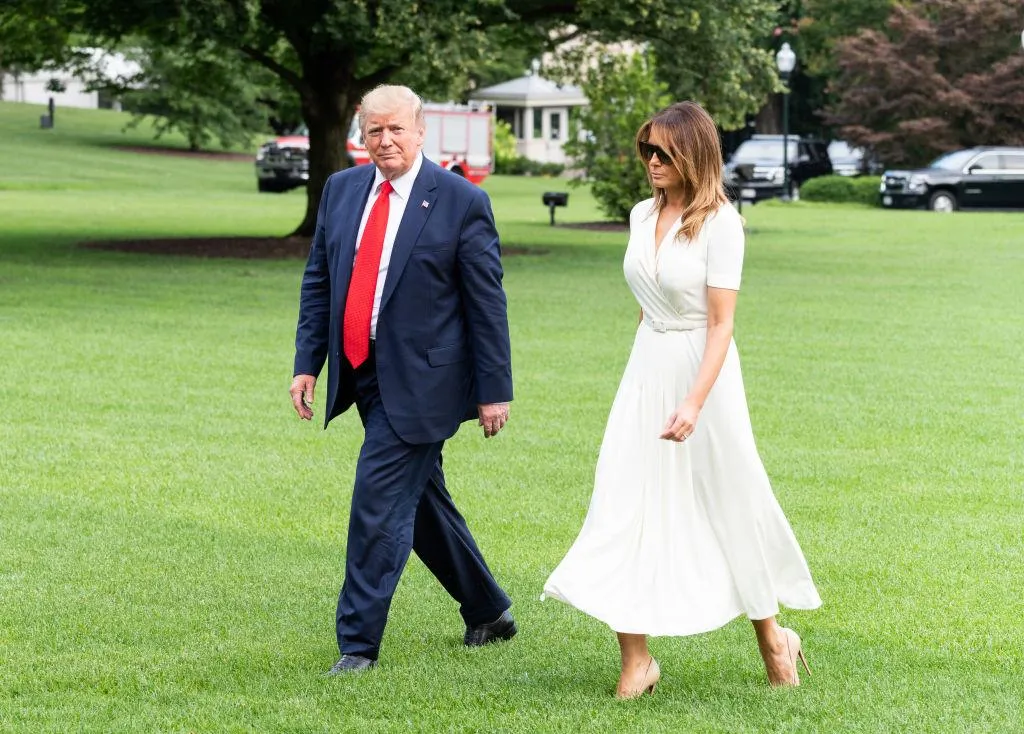Меланія Трамп засвітила білосніжну брендову сукню 