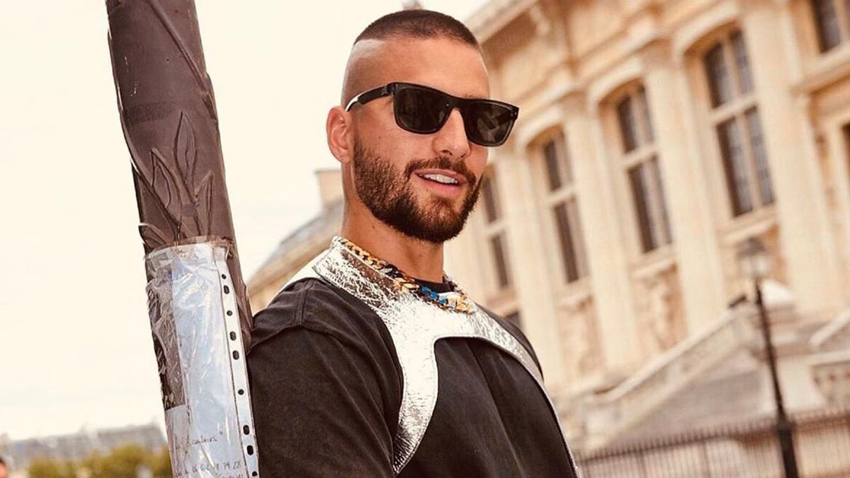 Maluma на сцені з українським прапором - Малума в Києві 8 липня 2019