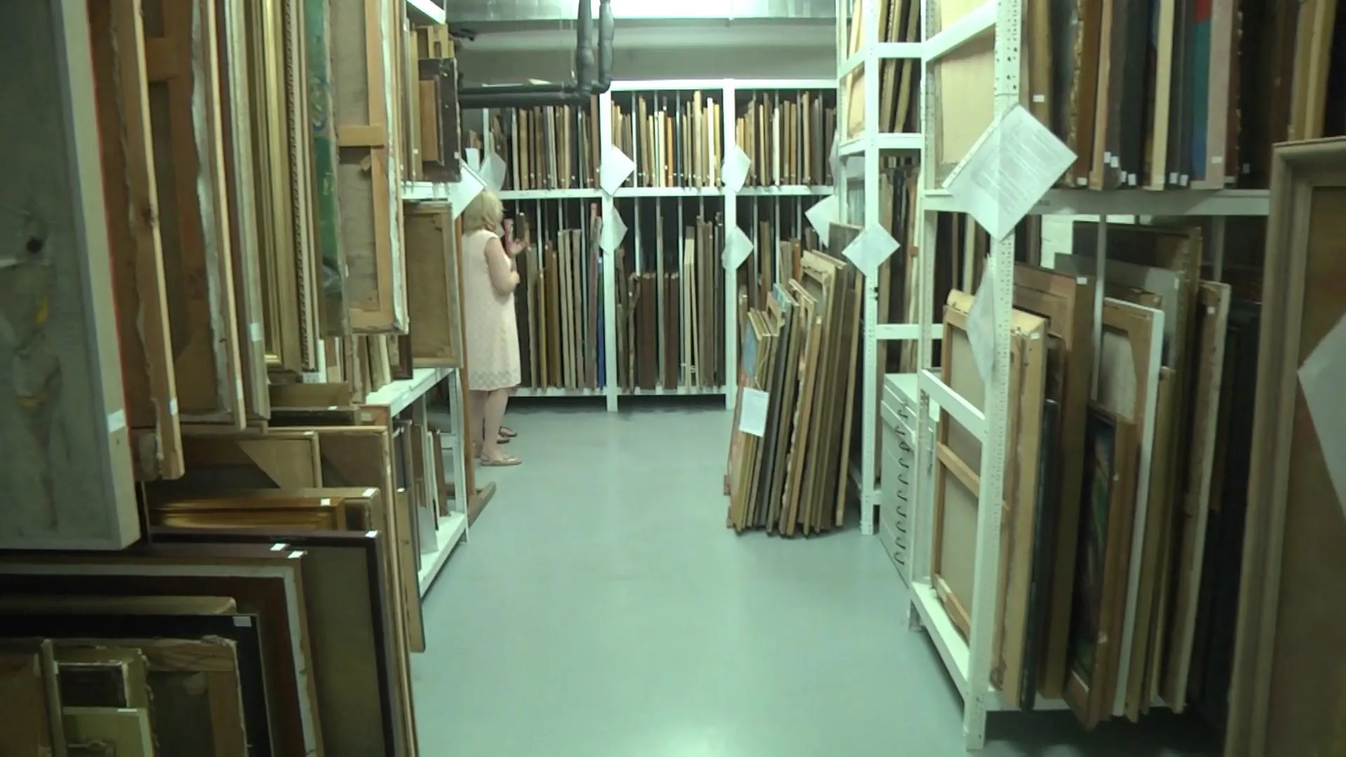 Наразі більшість картин просто стоять у підвалі Наразі більшість картин просто стоять у підвалі