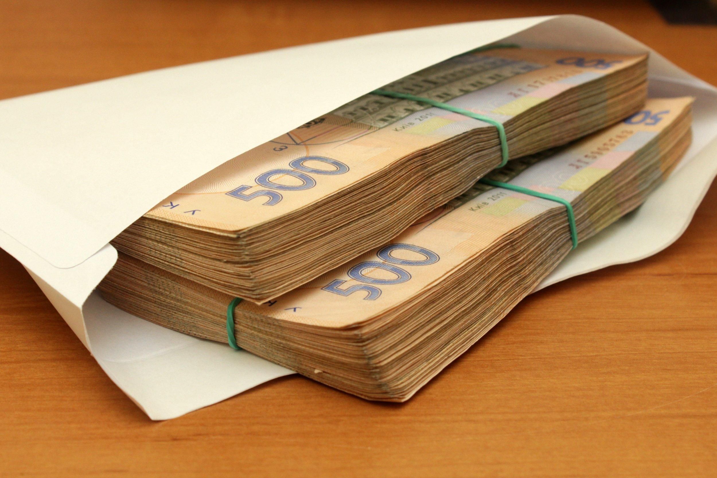 Верховный суд разрешил определять зарплату украинцев в валюте