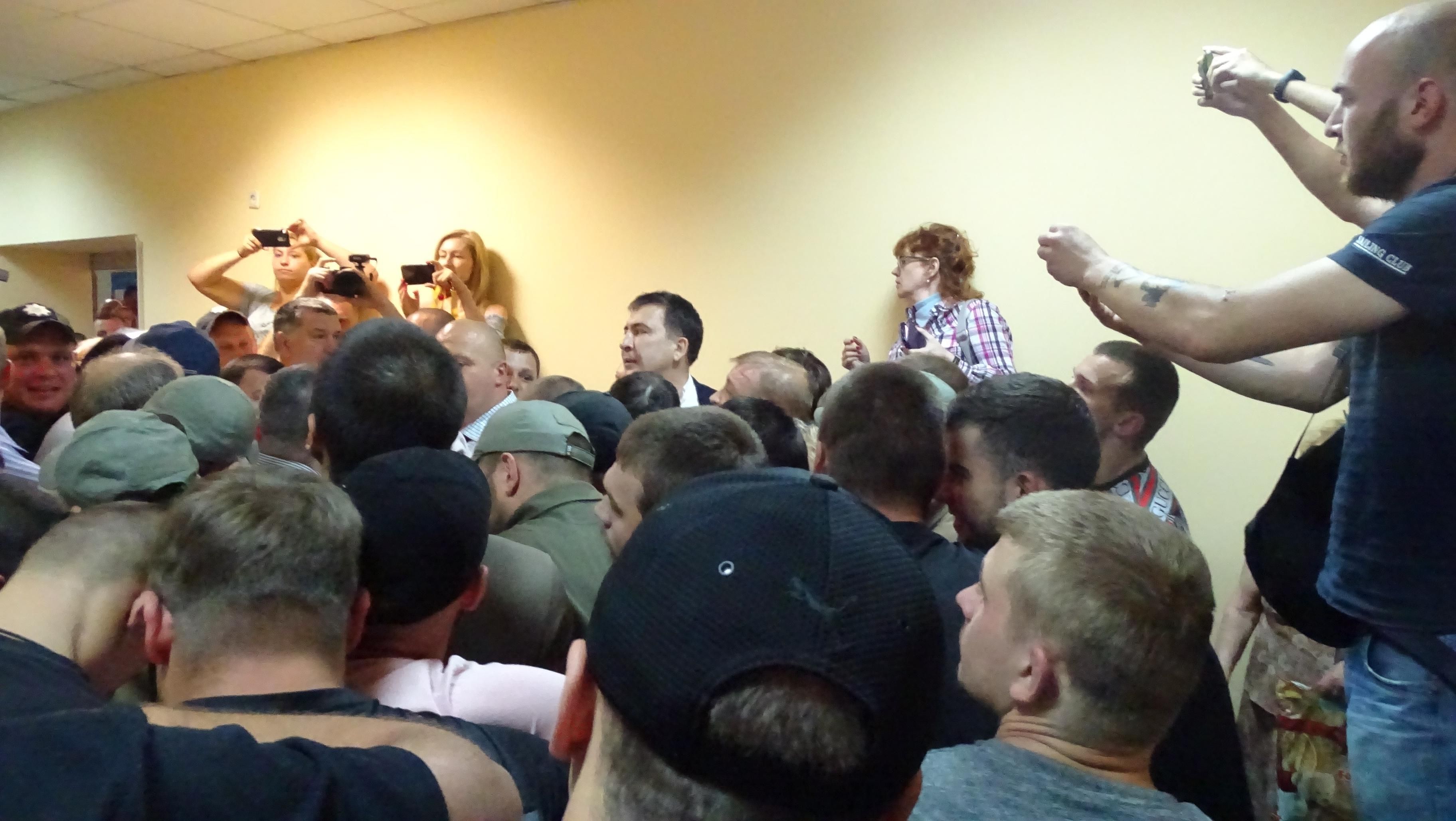 На суде над Трухановым начались столкновения, активист принес топор: фото На суде над Трухановым начались столкновения, активист принес топор: фото