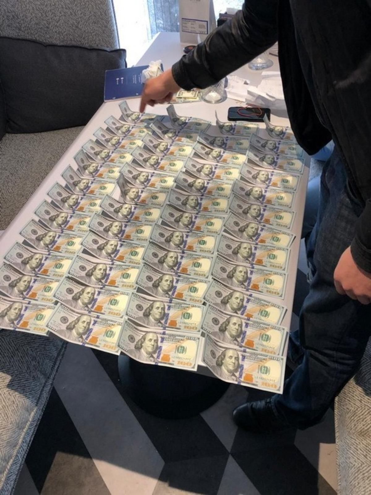 Правоохоронці впіймали на хабарі одного з керівників архівної служби Правоохоронці впіймали на хабарі одного з керівників архівної служби