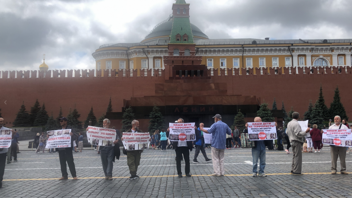 На Красній площі у Москві затримали кримських татар