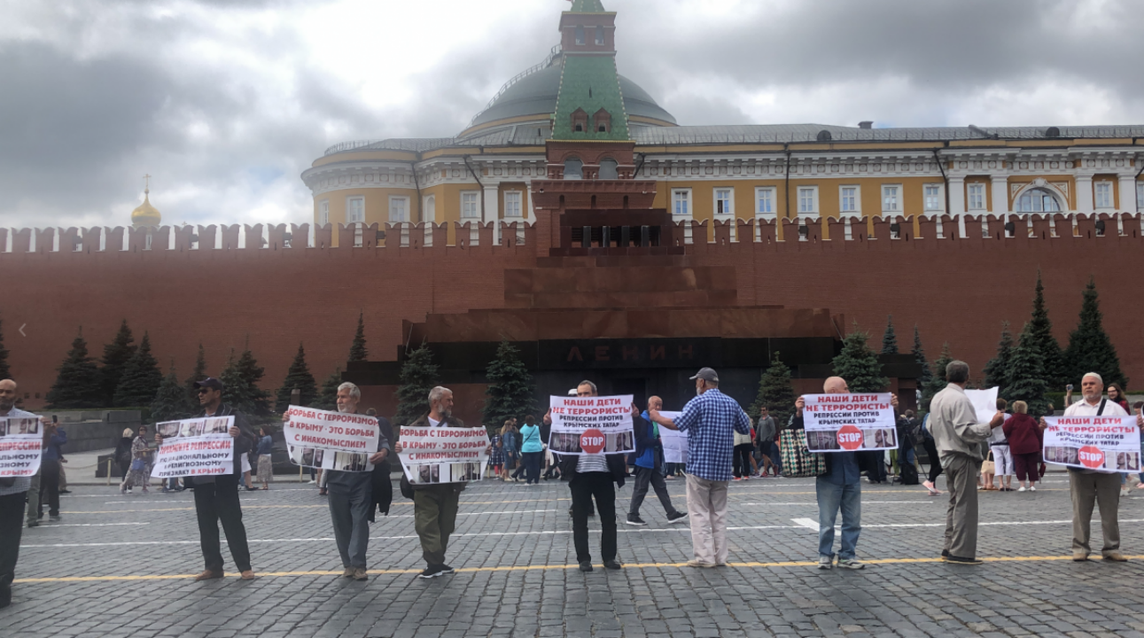 На Красной площади в Москве задержали крымских татар