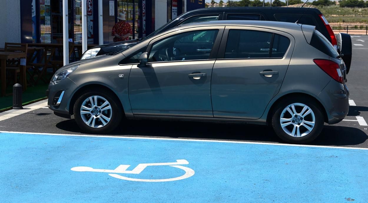 Інспектори з паркування штрафують водіїв: скільки і за що платити Інспектори з паркування штрафують водіїв: скільки і за що платити