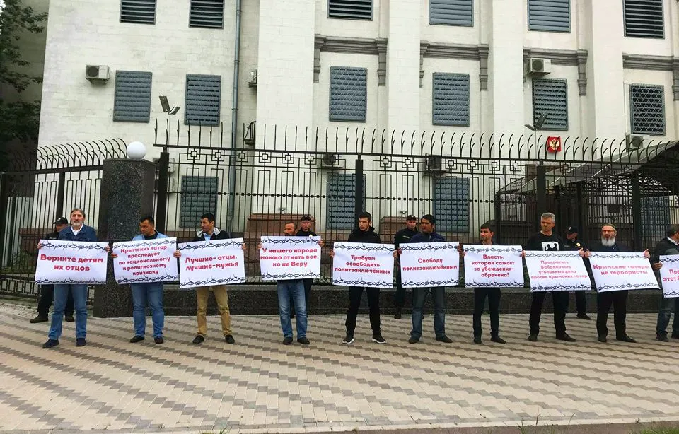 крымские татары протест посольство России Киев Хизб ут-Тахрир