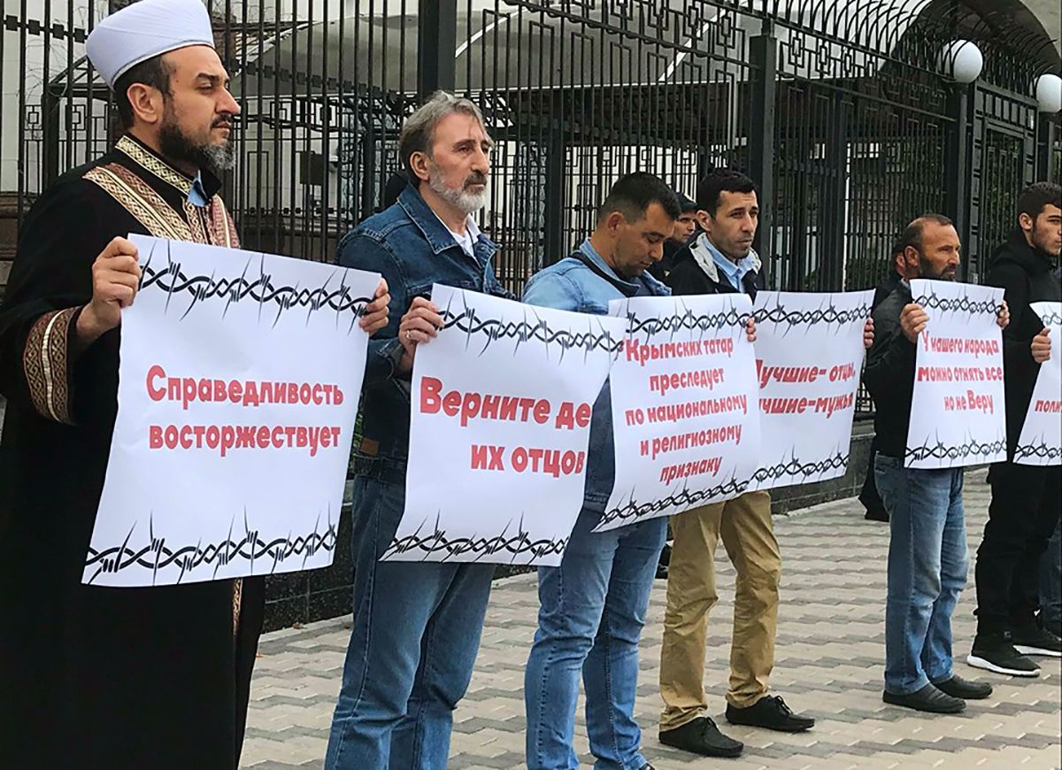Крымские татары устроили протест под посольством России в Киеве: фото Крымские татары устроили протест под посольством России в Киеве: фото
