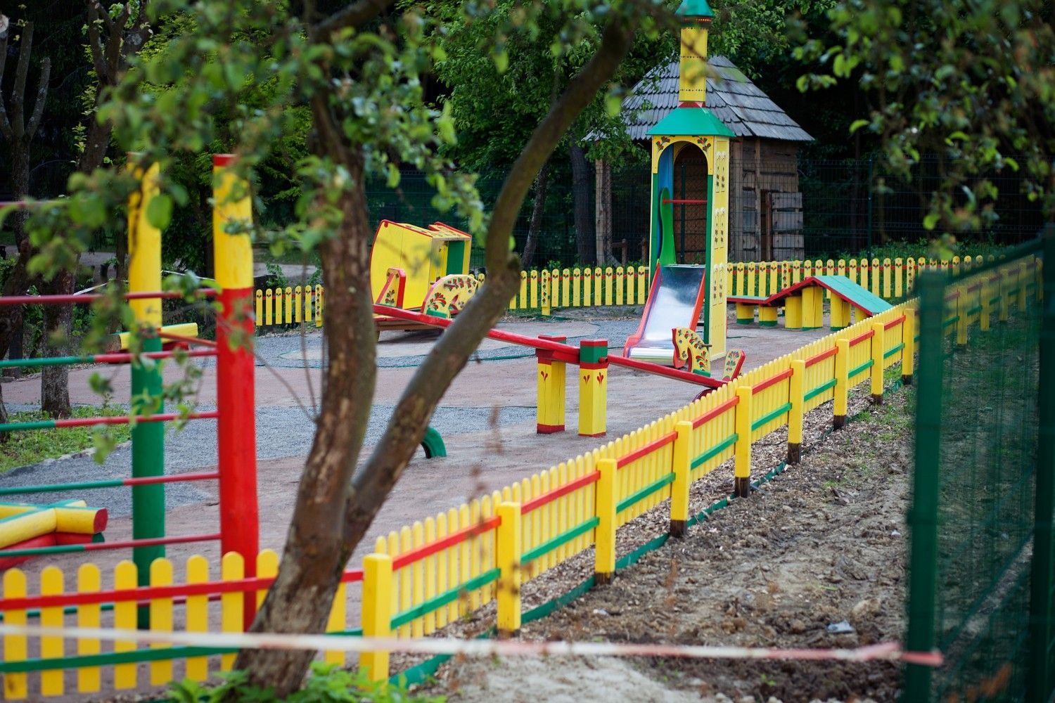 У Києві на дитячому майданчику чоловік порізав руки дитині У Києві на дитячому майданчику чоловік порізав руки дитині