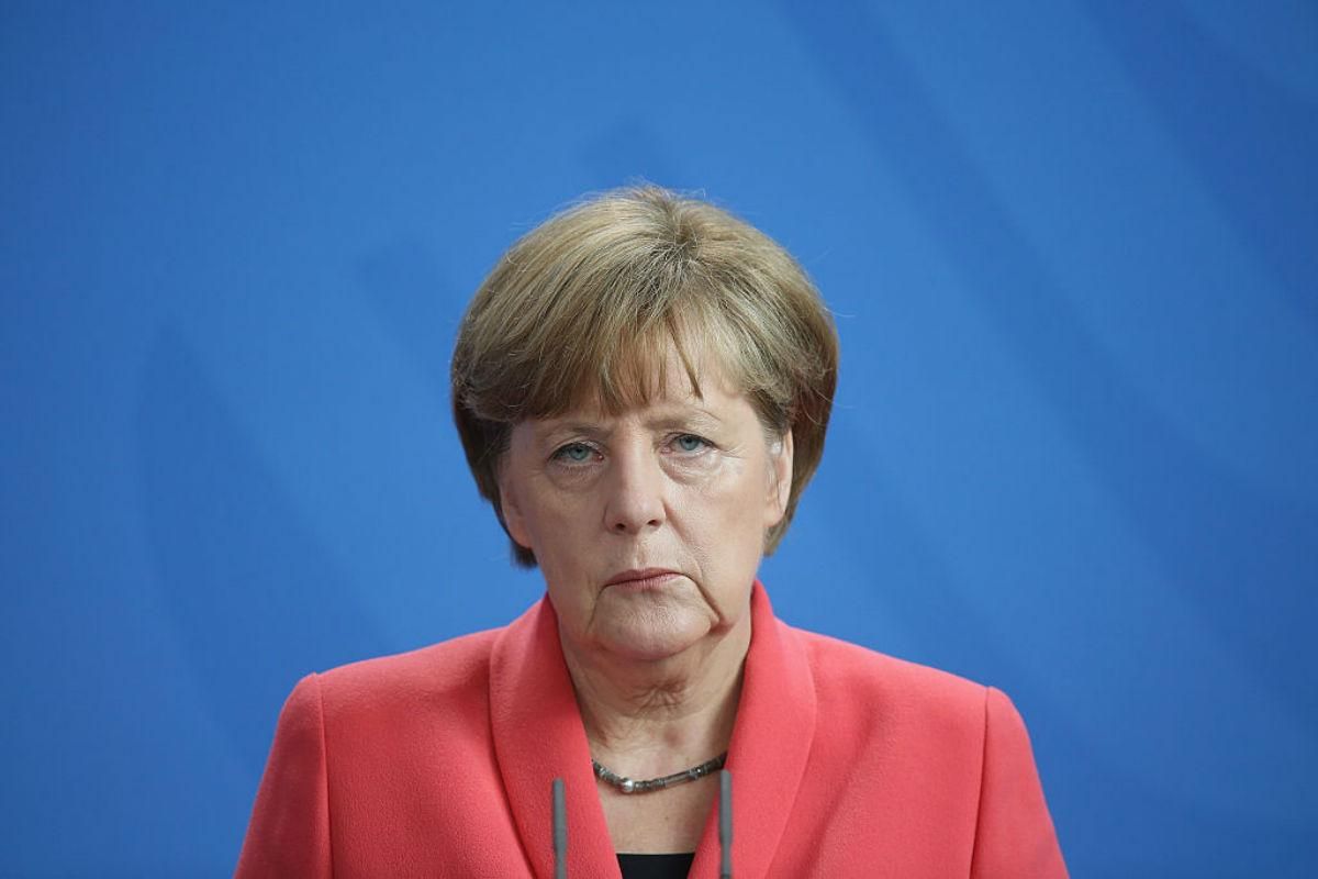Через тремтіння Меркель змінила офіційний протокол