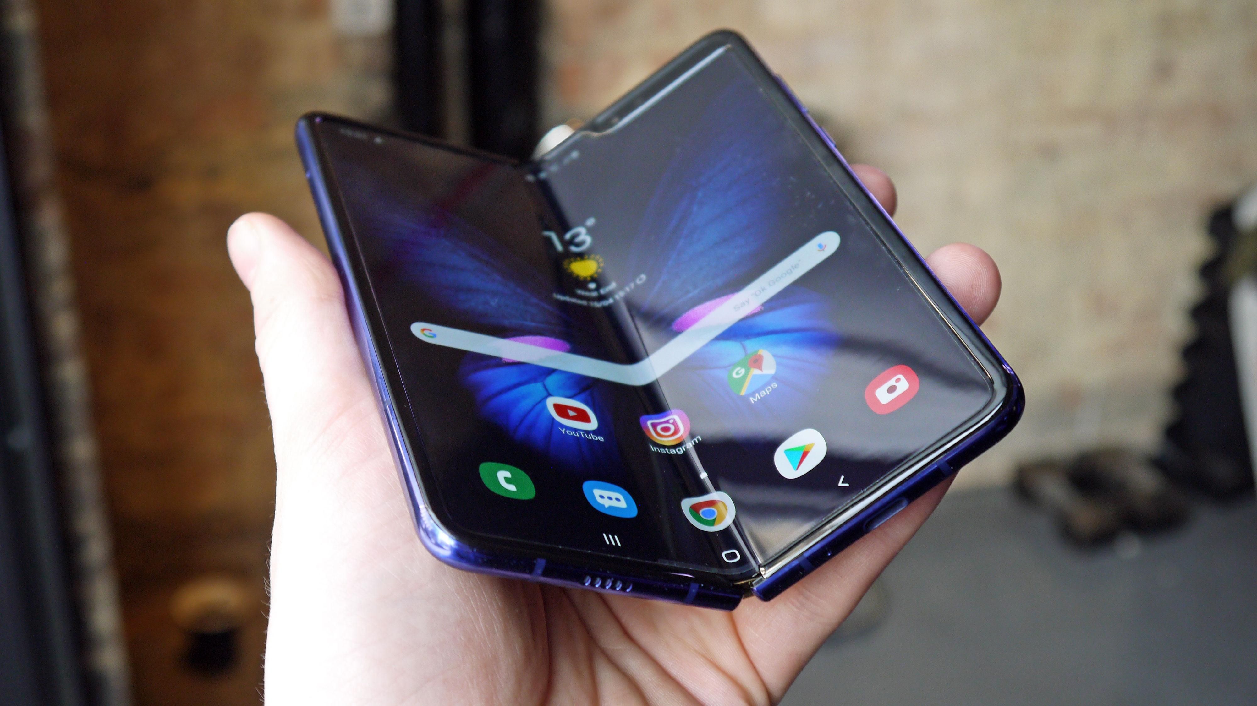 Гнучкий смартфон Samsung Galaxy Fold засвітився у користувача в метро