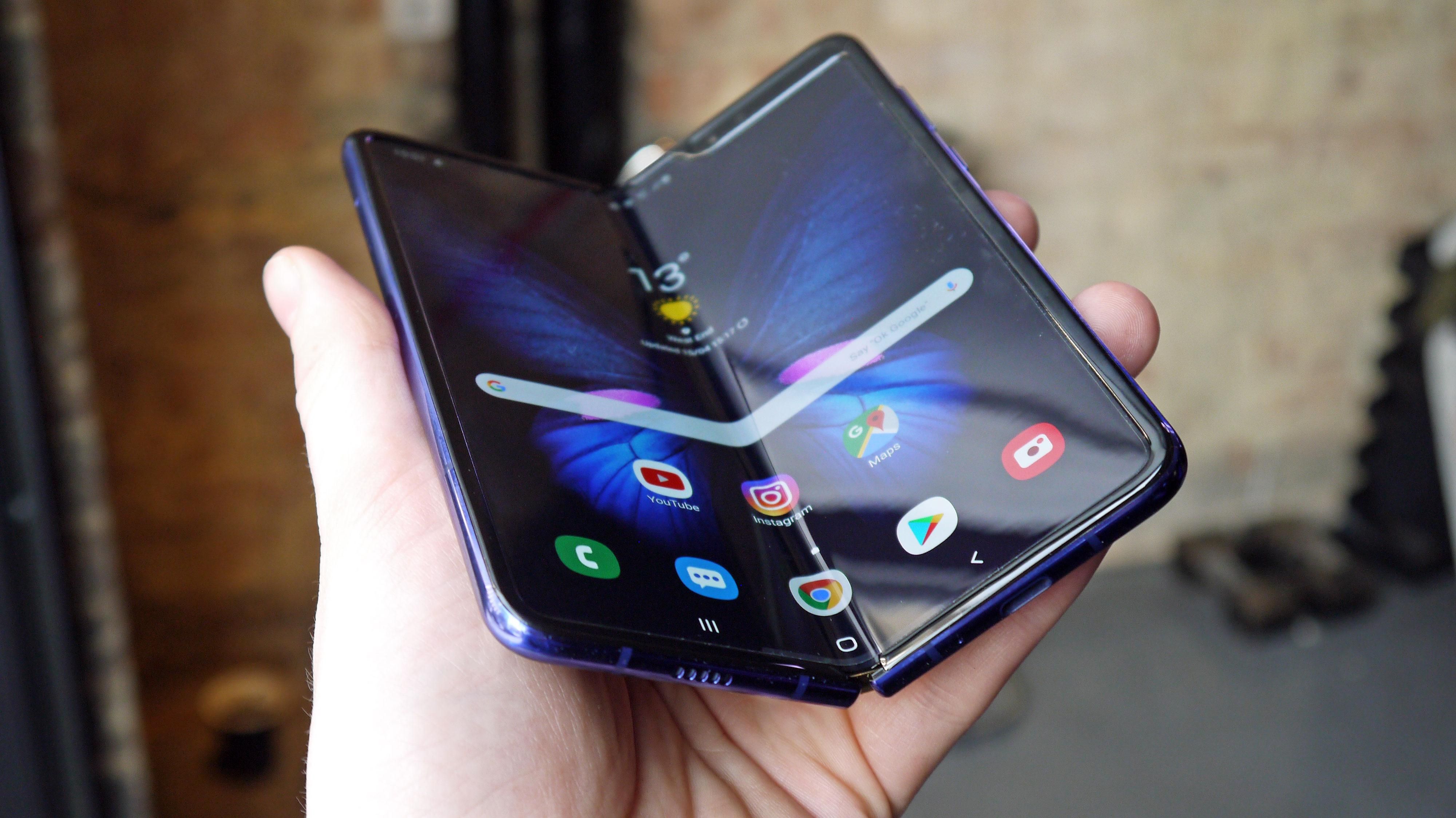 Гибкий смартфон Samsung Galaxy Fold засветился у пользователя в метро Гибкий смартфон Samsung Galaxy Fold засветился у пользователя в метро