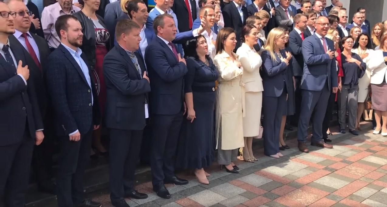 Перед останнім пленарним засіданням нардепи заспівали гімн під стінами ВР: відео Перед останнім пленарним засіданням нардепи заспівали гімн під стінами ВР: відео