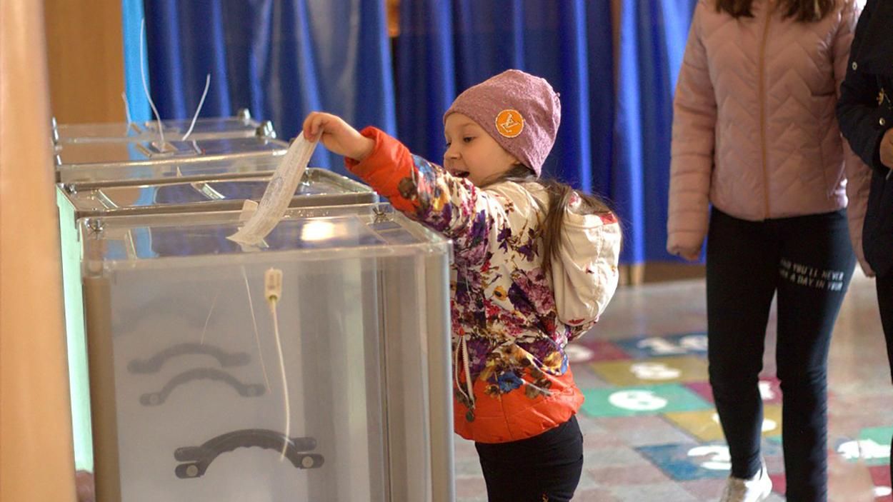 Зміна місця голосування: яка ситуація у відділках реєстрації – фото, відео Зміна місця голосування: яка ситуація у відділках реєстрації – фото, відео