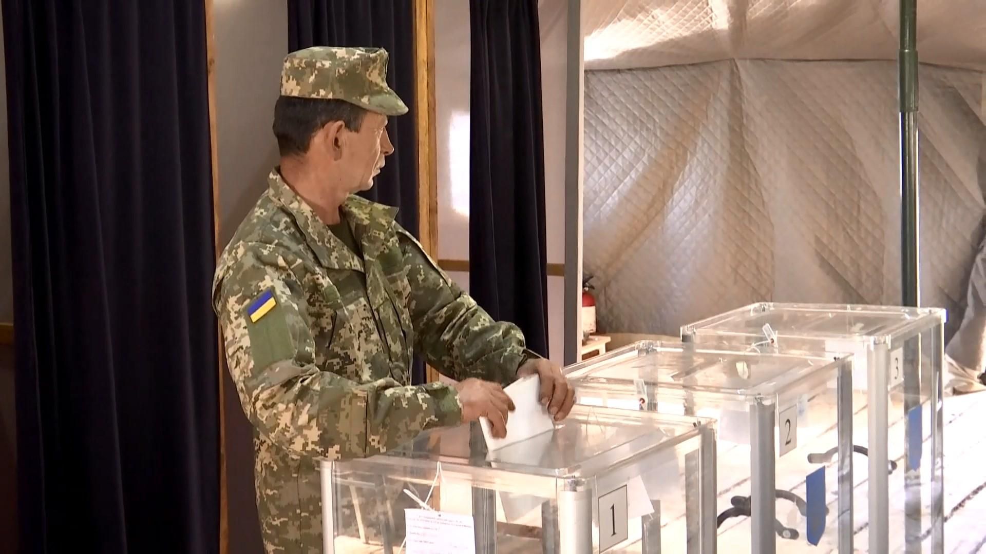 На парламентских выборах спецучастков для военных не будет: чем рискуют украинские бойцы