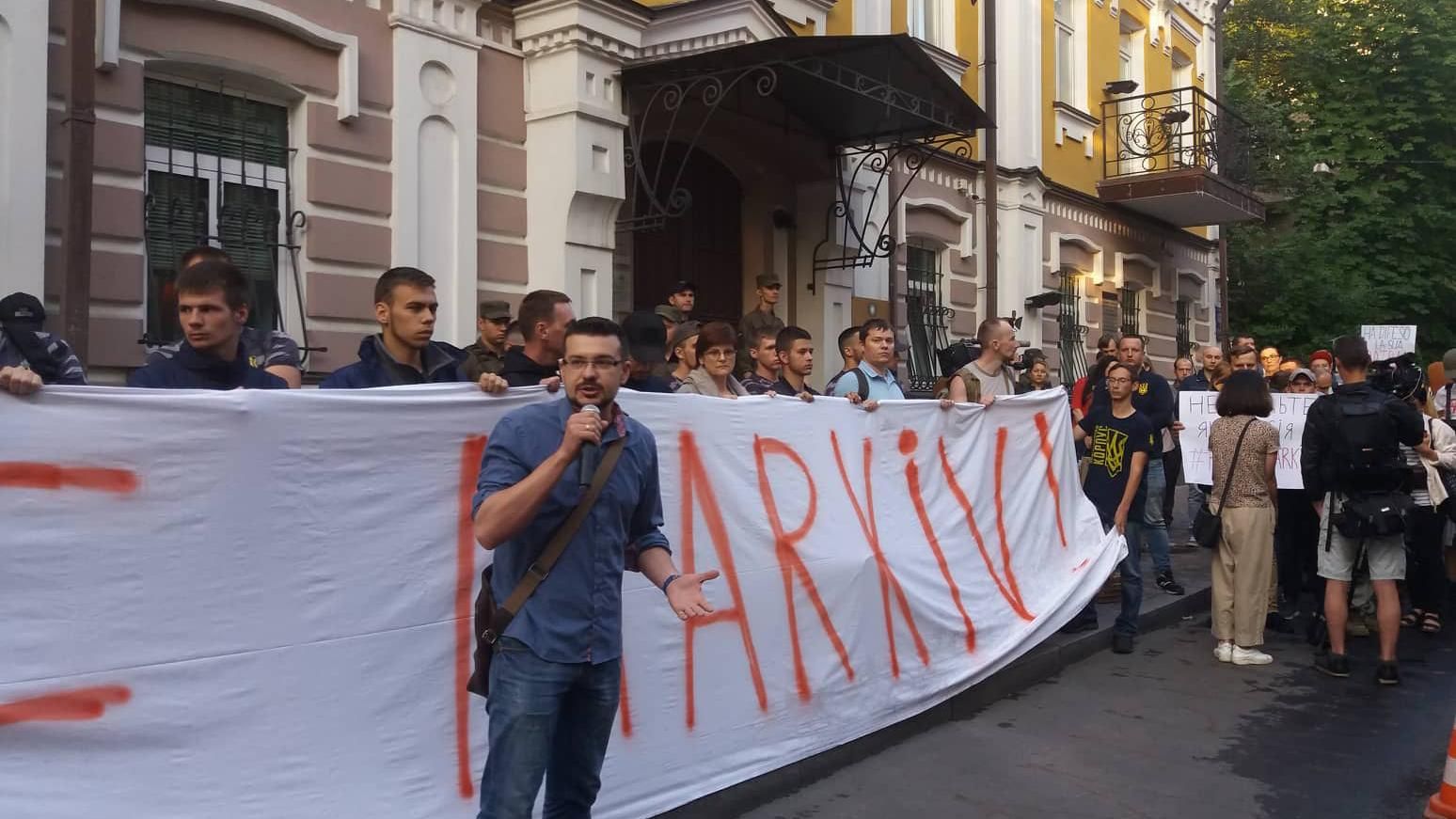 Осуждение к 24 годам тюрьмы нацгвардейца Маркива: под посольством Италии начался пикет Осуждение к 24 годам тюрьмы нацгвардейца Маркива: под посольством Италии начался пикет