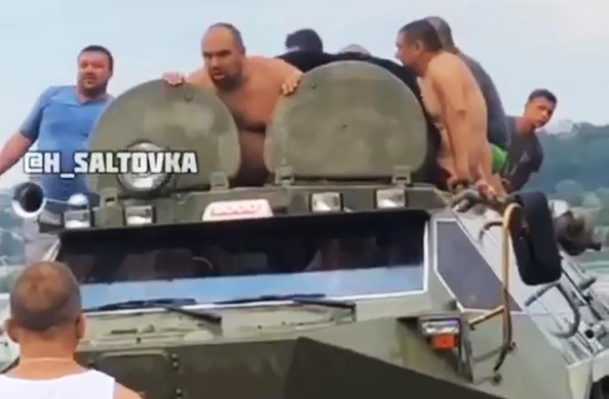 Напівголі чоловіки каталися на БТРі на пляжі в Харкові та скандалили з відпочивальниками: відео