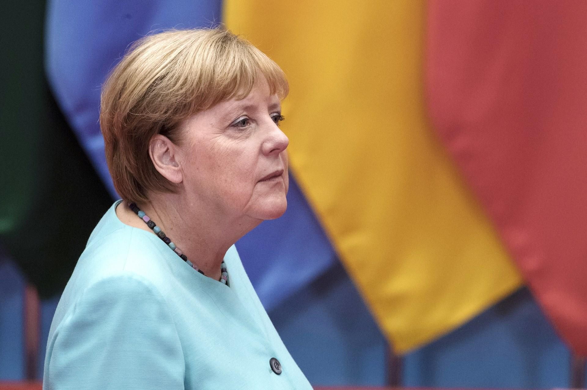 Експерти розшифрували, що шепотіла Меркель, коли тремтіла