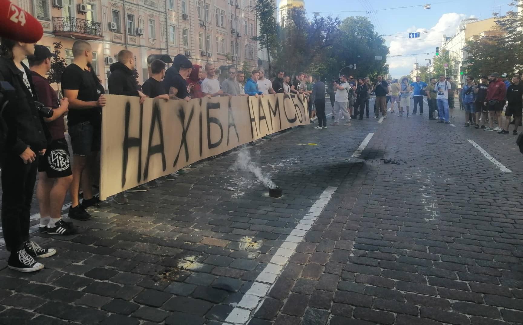 Під будівлею СБУ активісти вимагають негайних дій проти каналу "112-Україна" Під будівлею СБУ активісти вимагають негайних дій проти каналу "112-Україна"