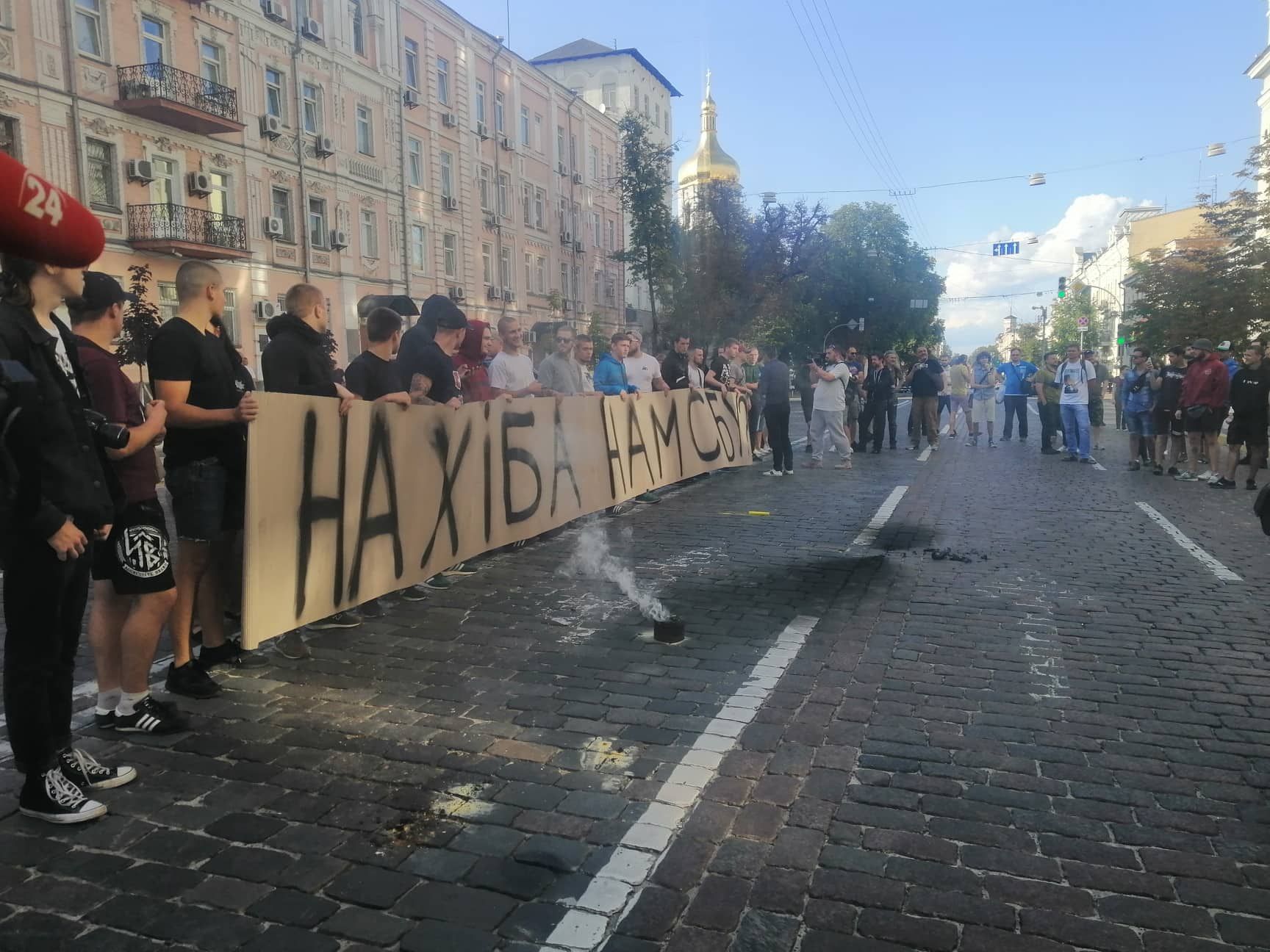 Под зданием СБУ активисты требуют немедленных действий против канала "112-Украина"