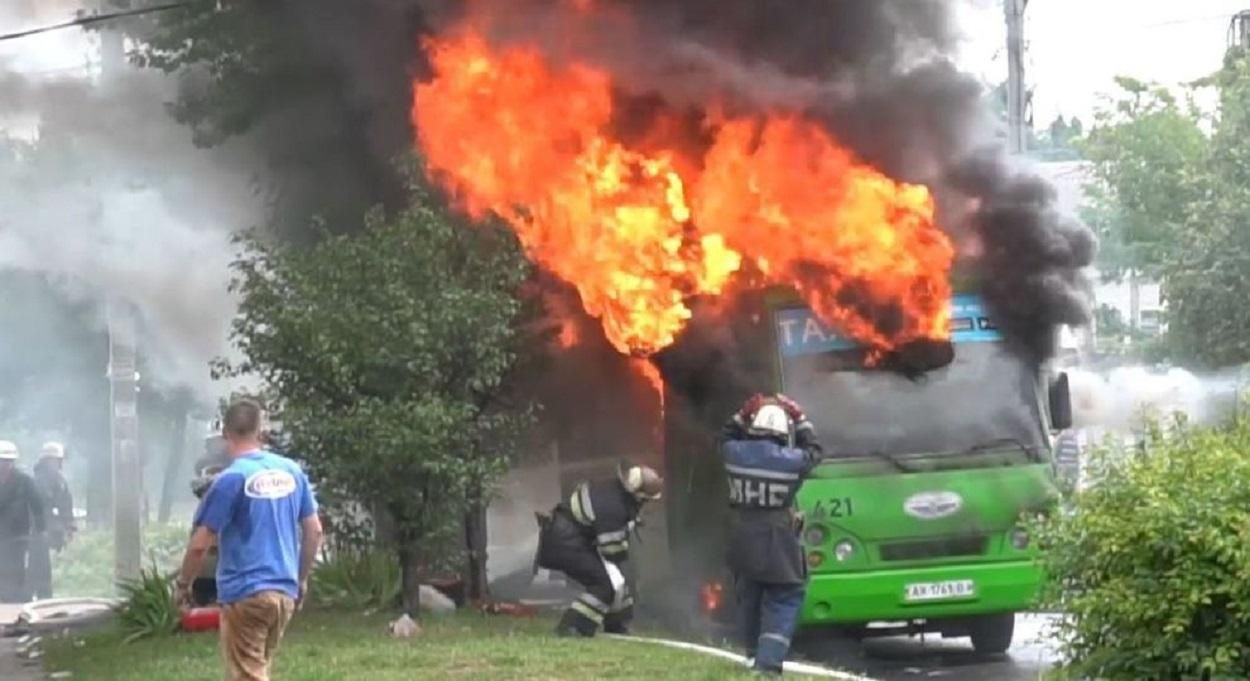 У Харкові переповнена маршрутка спалахнула під час руху: відео пожежі