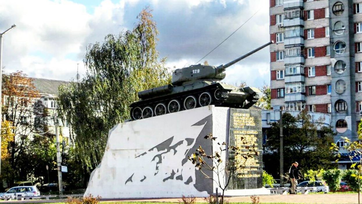 З коктейлем Молотова проти танка: у Чернігові атакували "символ Російської Федерації"