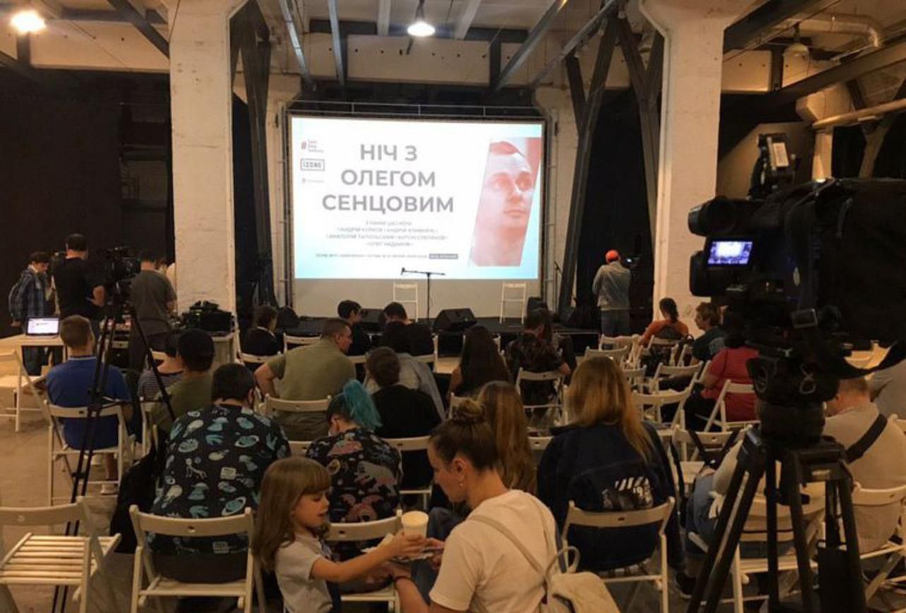 "Ночь с Олегом Сенцовым": как украинцы отмечают день рождения плененного режиссера "Ночь с Олегом Сенцовым": как украинцы отмечают день рождения плененного режиссера